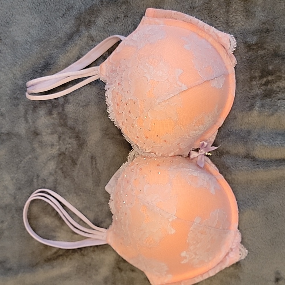 NWOT PUSH-UP PLUNGE BRA